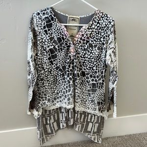 Vintage concept leopard white gray top